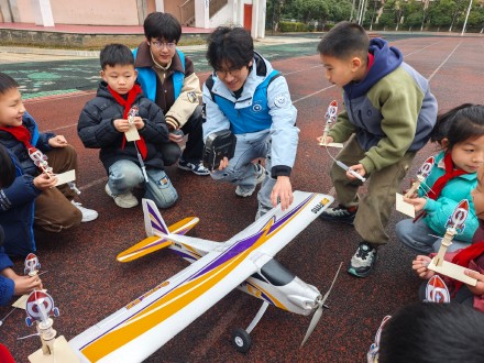 雷锋日,航模表演进校园 雷锋日,航模表演进校园