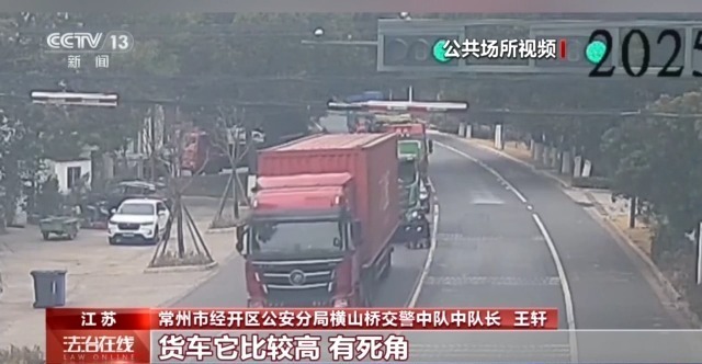 老人坐轮椅被货车顶走 小伙骑车狂追200多米拦停 老人坐轮椅被货车顶走 小伙骑车狂追200多米拦停