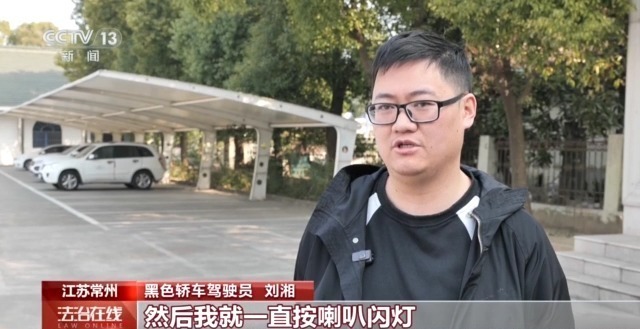 老人坐轮椅被货车顶走 小伙骑车狂追200多米拦停 老人坐轮椅被货车顶走 小伙骑车狂追200多米拦停