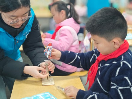雷锋日,航模表演进校园 雷锋日,航模表演进校园