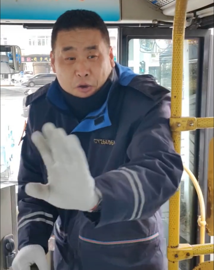 “不好意思!”青岛一公交司机在早高峰“耽误”3分钟,超50万网友围观他道歉…… “不好意思!”青岛一公交司机在早高峰“耽误”3分钟,超50万网友围观他道歉……