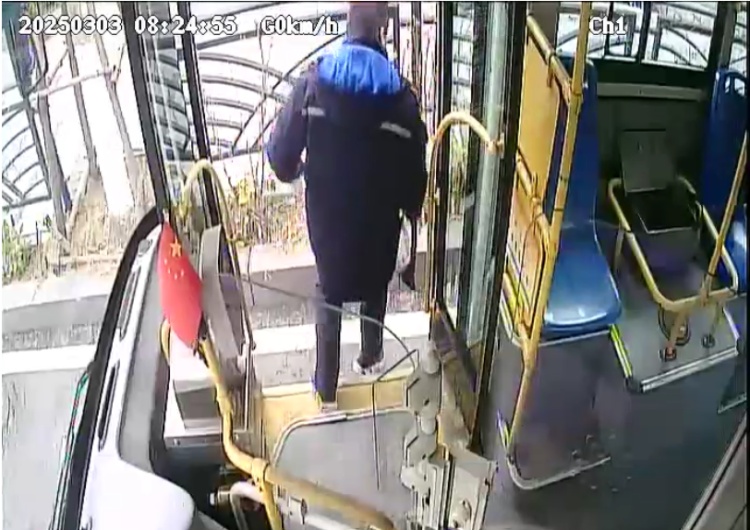 “不好意思!”青岛一公交司机在早高峰“耽误”3分钟,超50万网友围观他道歉…… “不好意思!”青岛一公交司机在早高峰“耽误”3分钟,超50万网友围观他道歉……