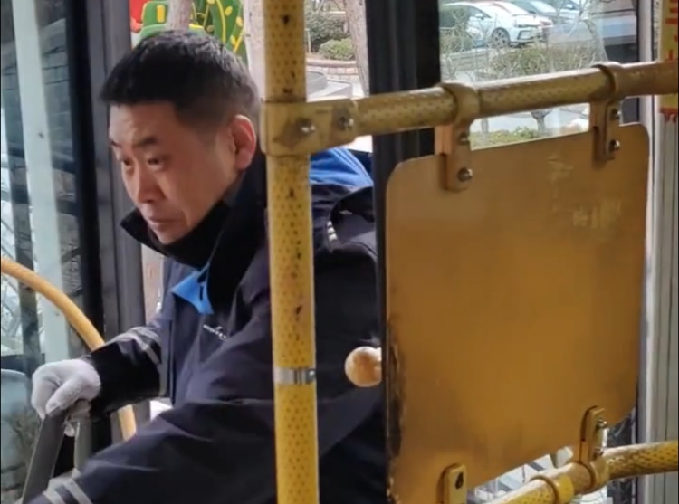 “不好意思!”青岛一公交司机在早高峰“耽误”3分钟,超50万网友围观他道歉…… “不好意思!”青岛一公交司机在早高峰“耽误”3分钟,超50万网友围观他道歉……