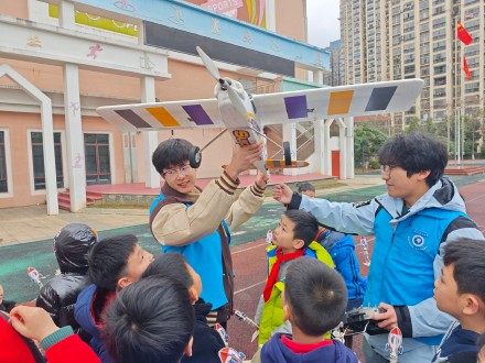 雷锋日,航模表演进校园 雷锋日,航模表演进校园