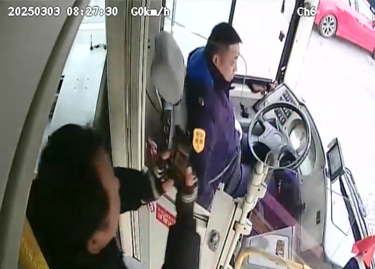 “不好意思!”青岛一公交司机在早高峰“耽误”3分钟,超50万网友围观他道歉…… “不好意思!”青岛一公交司机在早高峰“耽误”3分钟,超50万网友围观他道歉……