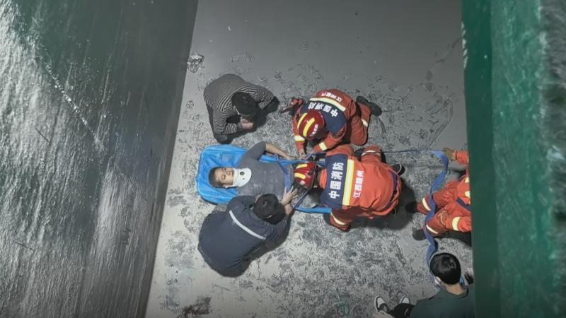 工人不慎掉入污水井 消防紧急救援 工人不慎掉入污水井 消防紧急救援