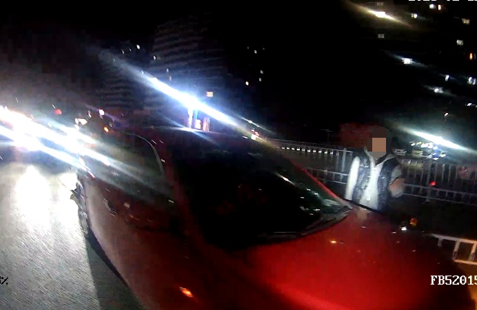 翻护栏+看手机＝？