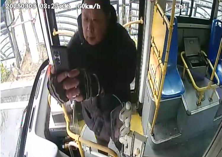 “不好意思!”青岛一公交司机在早高峰“耽误”3分钟,超50万网友围观他道歉…… “不好意思!”青岛一公交司机在早高峰“耽误”3分钟,超50万网友围观他道歉……