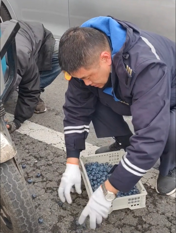 “不好意思!”青岛一公交司机在早高峰“耽误”3分钟,超50万网友围观他道歉…… “不好意思!”青岛一公交司机在早高峰“耽误”3分钟,超50万网友围观他道歉……