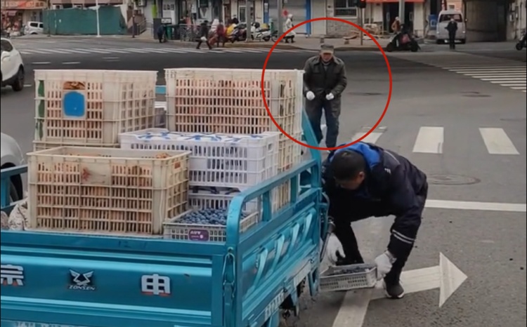 “不好意思!”青岛一公交司机在早高峰“耽误”3分钟,超50万网友围观他道歉…… “不好意思!”青岛一公交司机在早高峰“耽误”3分钟,超50万网友围观他道歉……