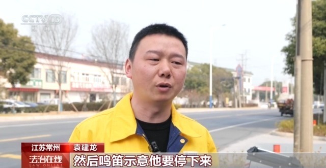 老人坐轮椅被货车顶走 小伙骑车狂追200多米拦停 老人坐轮椅被货车顶走 小伙骑车狂追200多米拦停