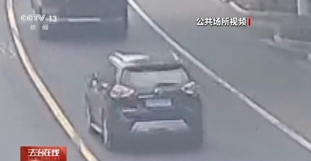 老人坐轮椅被货车顶走 小伙骑车狂追200多米拦停 老人坐轮椅被货车顶走 小伙骑车狂追200多米拦停