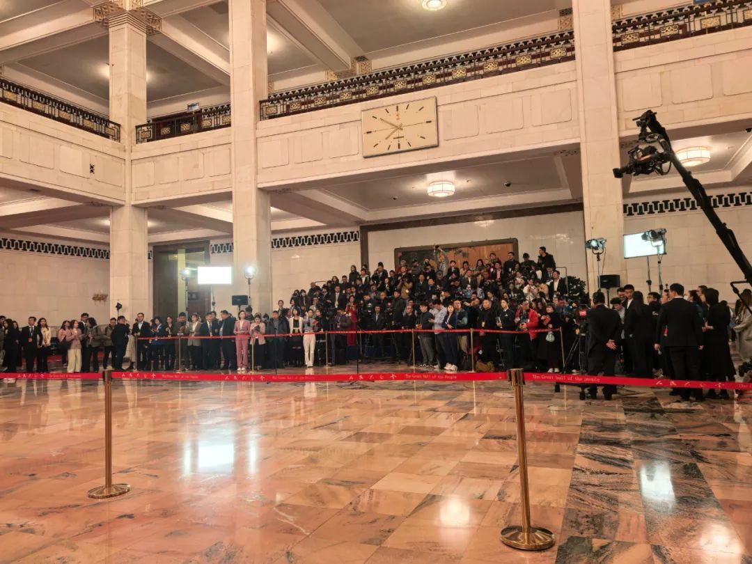 这就是今晨的人民大会堂！