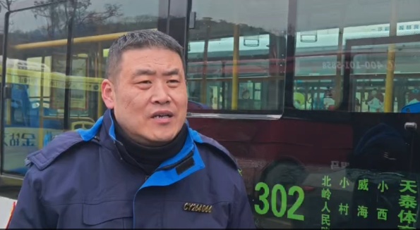 “不好意思!”青岛一公交司机在早高峰“耽误”3分钟,超50万网友围观他道歉…… “不好意思!”青岛一公交司机在早高峰“耽误”3分钟,超50万网友围观他道歉……