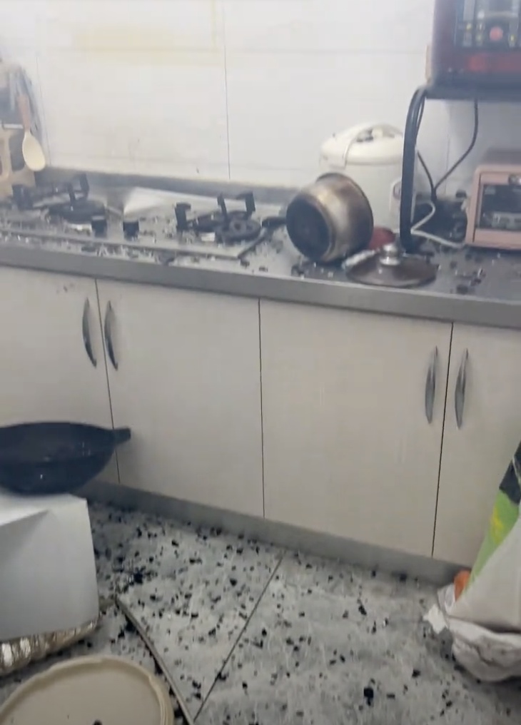 女子加热易拉罐，厨房炸了，碎片“飞插”天花板！好多人这样做……