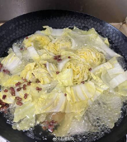 张伟丽同款白菜汤火了 医生：非科学减肥“良方”