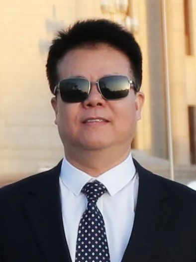 在人大代表驻地，他向记者“炫耀”一个特殊定制的公文包