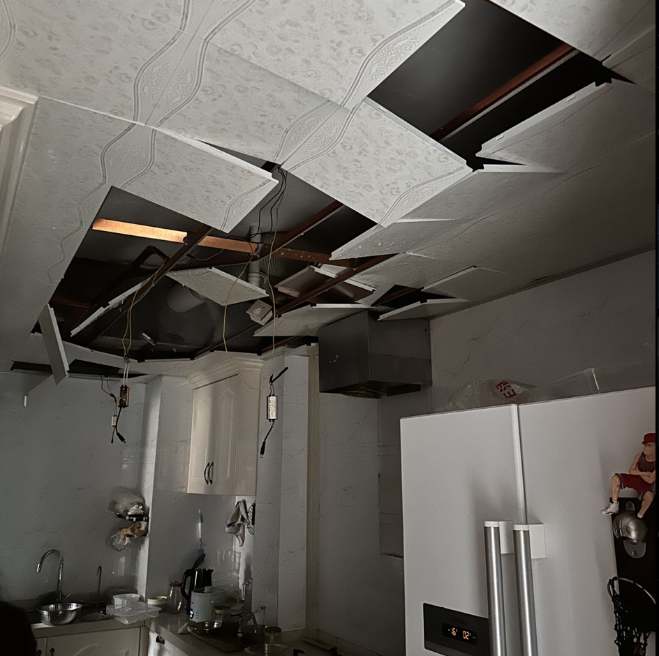 女子加热易拉罐，厨房炸了，碎片“飞插”天花板！好多人这样做……