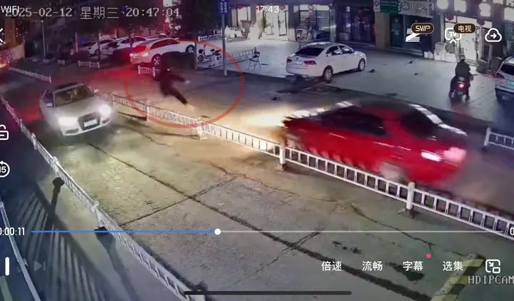 男子突然翻越护栏，下一秒被路过车辆撞飞，济南交警：行人全责