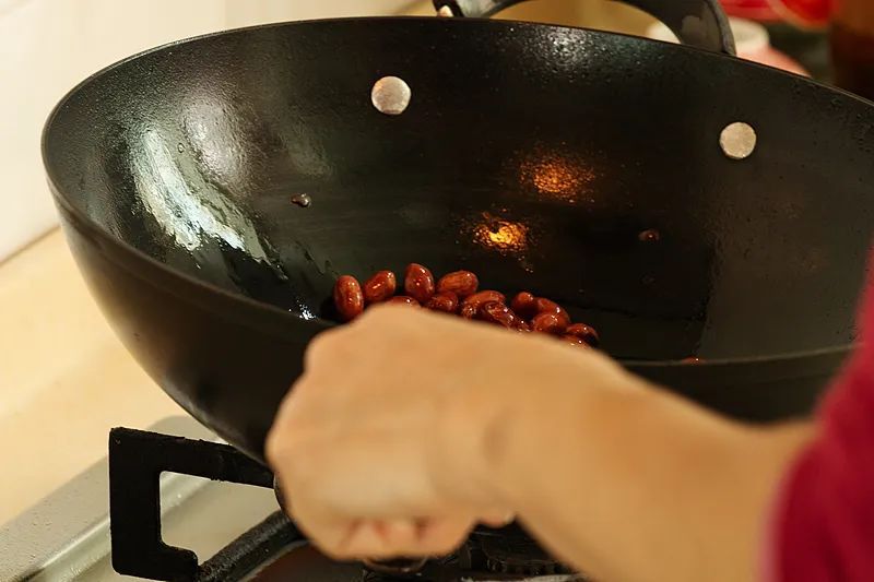 用铁锅炒菜能补铁？真正有效的补铁方法，是这个！