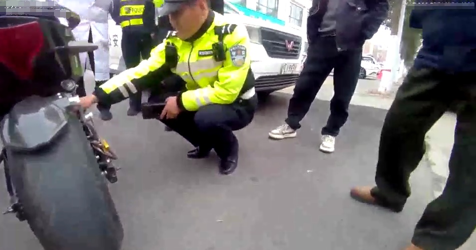 “飙车炸街”？交警：严查！
