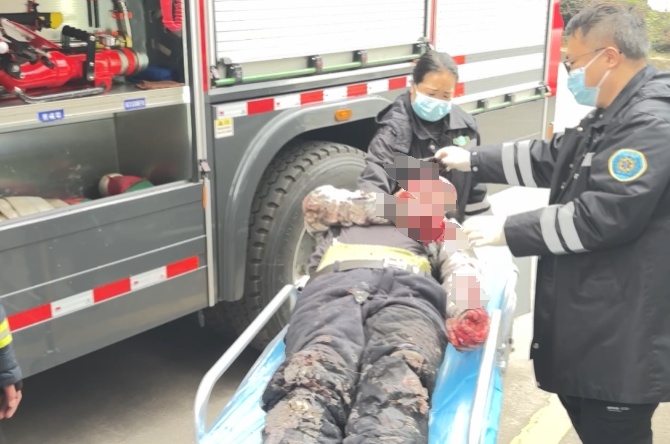 小心！“饭桌炸弹”家中爆炸引火，男子蹲坐3楼窗台求生