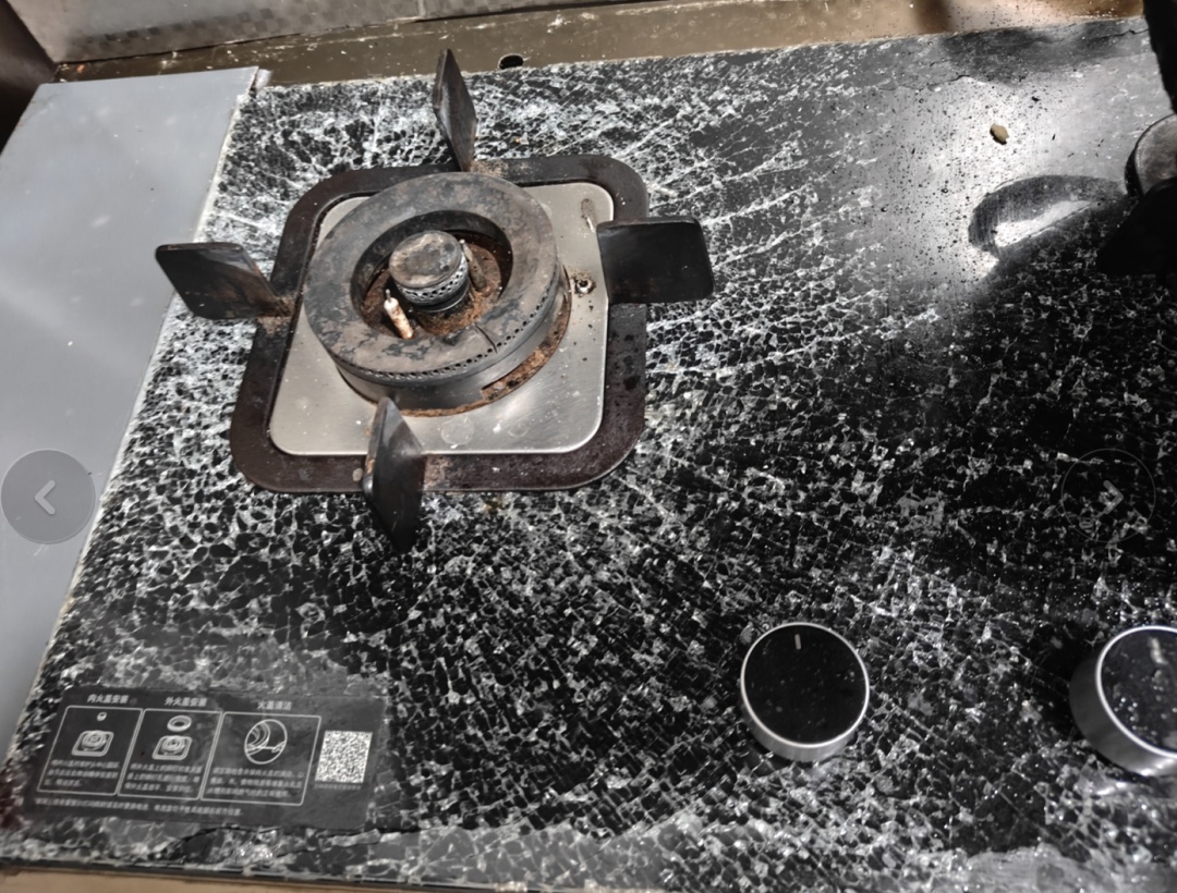 女子加热易拉罐，厨房炸了，碎片“飞插”天花板！好多人这样做……