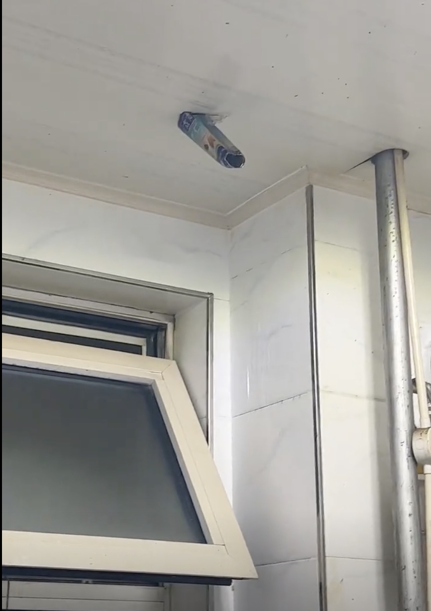 女子加热易拉罐，厨房炸了，碎片“飞插”天花板！好多人这样做……