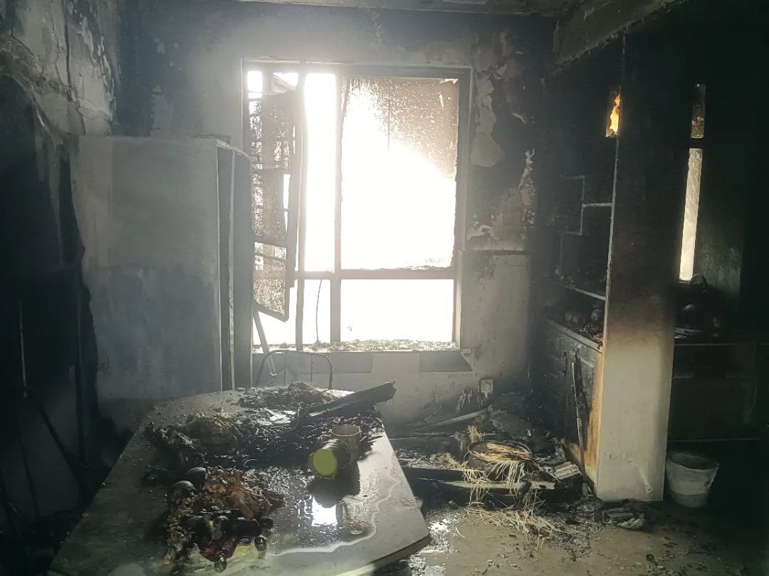 奶奶下楼送菜间隙，患病的9岁孙子竟引火烧家？