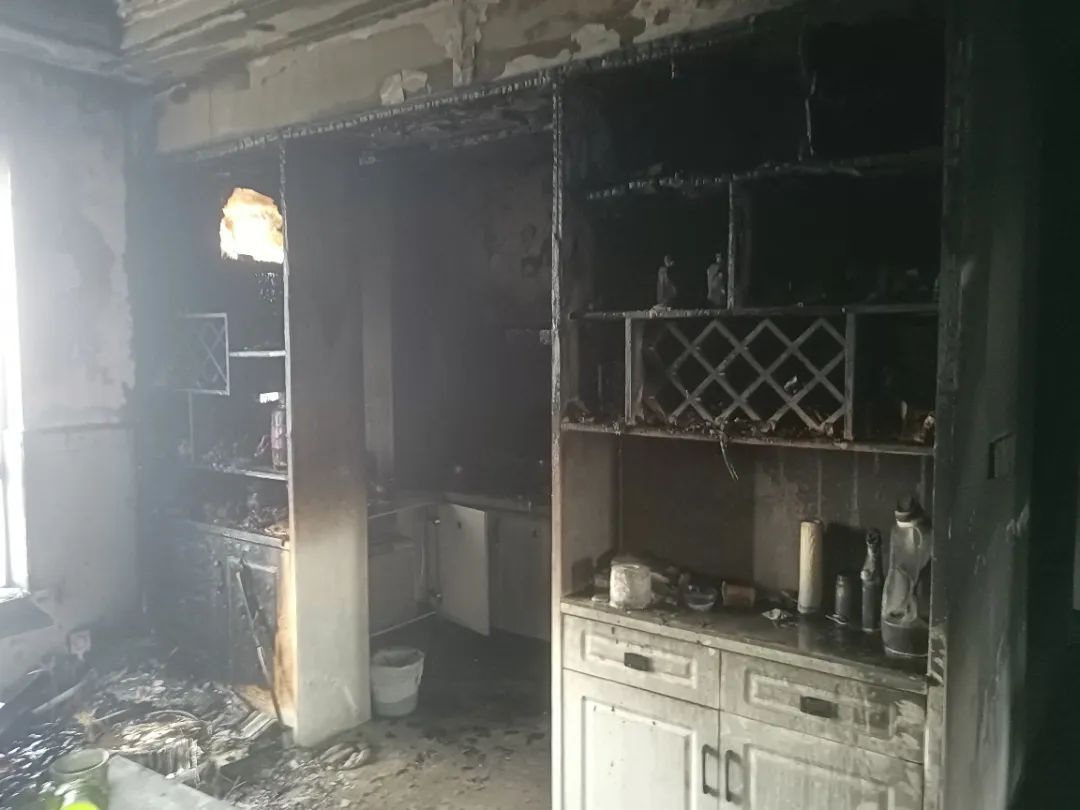 奶奶下楼送菜间隙，患病的9岁孙子竟引火烧家？