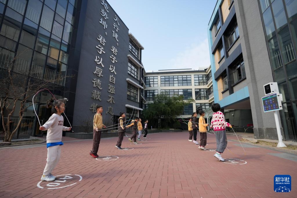 新华全媒+丨北京推行“体育八条” 打造“能出汗的体育课” 新华全媒+丨北京推行“体育八条” 打造“能出汗的体育课”