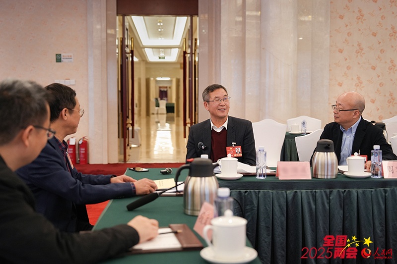 委员“加班”开“小会”，都聊些啥？