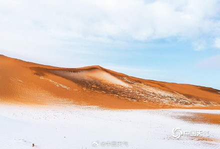沙漠下雪了秒变雪顶咖啡