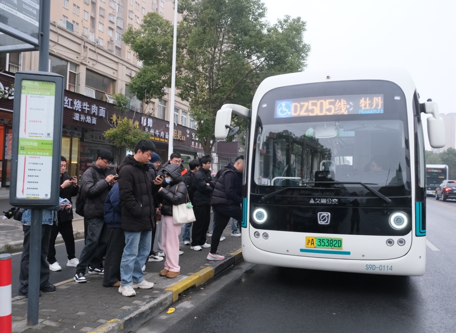 上海这个月太嗨了！大牌明星扎堆！全国网友眼红，连这些细节也想到了→