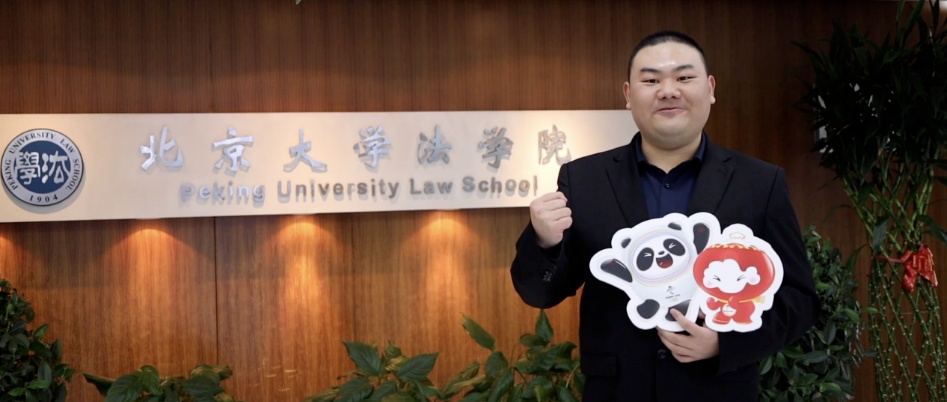 民办二本毕业，还记得“六战法考”的北大保安刘政吗？他当律师了！