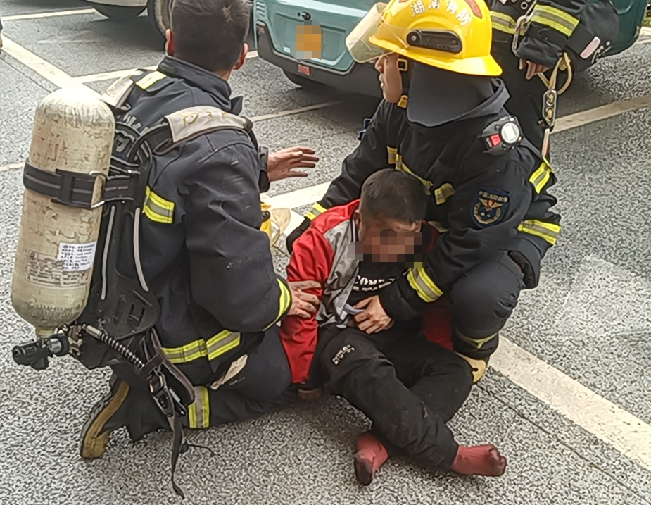 奶奶下楼送菜间隙，患病的9岁孙子竟引火烧家？