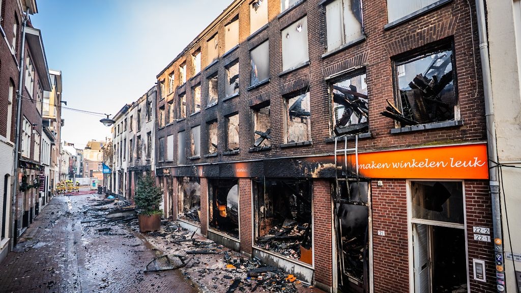 荷兰阿纳姆市中心一商店发生火灾,十余座历史建筑被卷入! 荷兰阿纳姆市中心一商店发生火灾,十余座历史建筑被卷入!