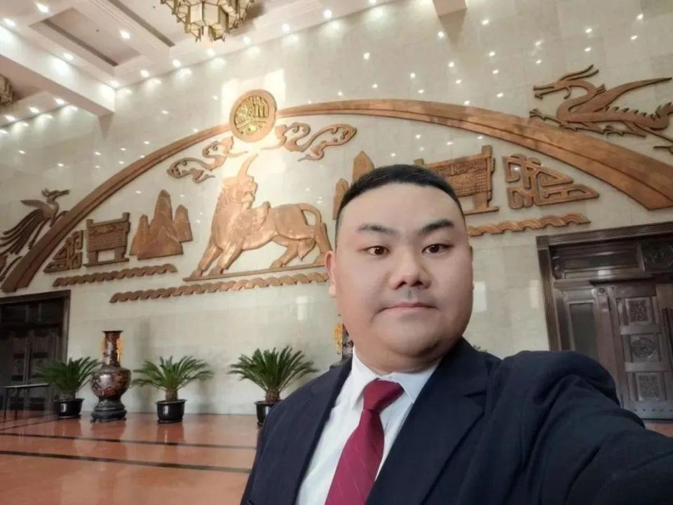 民办二本毕业，还记得“六战法考”的北大保安刘政吗？他当律师了！