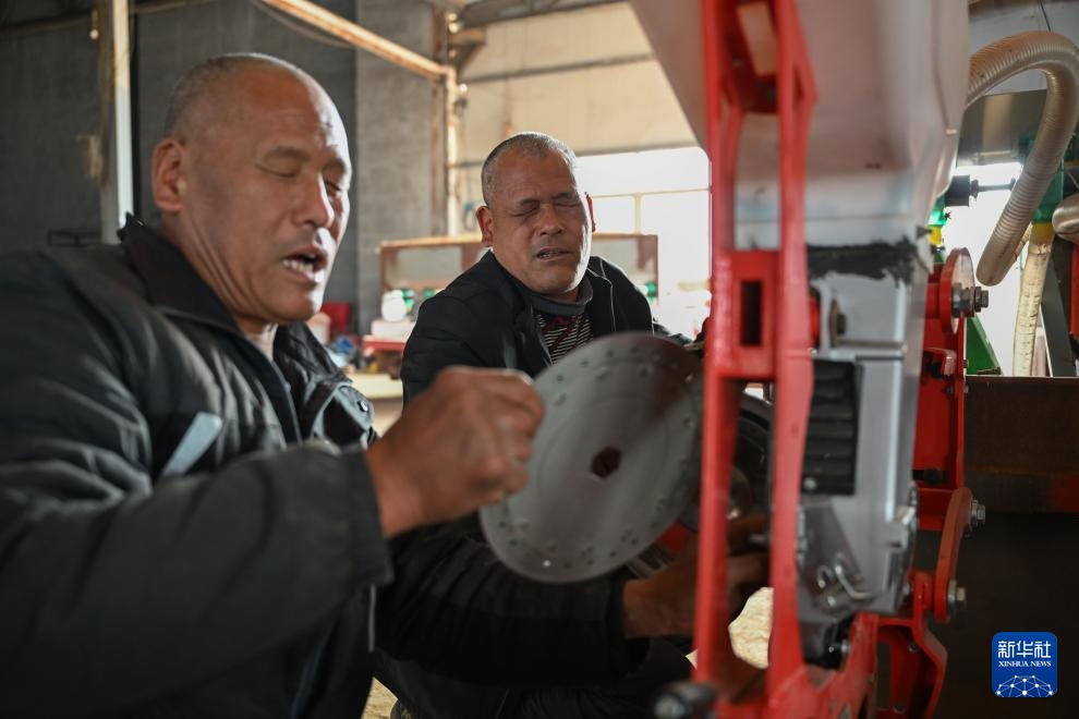 新华全媒+｜盲人兄弟的农机人生