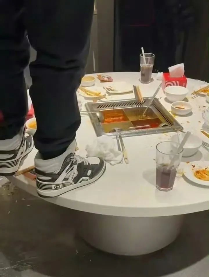 事发知名火锅店,两名17岁男子被拘! 事发知名火锅店,两名17岁男子被拘!