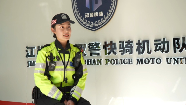 武汉女骑警因“温柔”走红，本人回应：温柔也是工作优势，用努力工作应对质疑