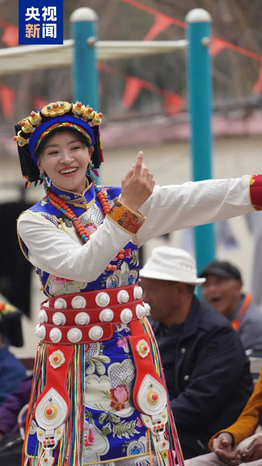 16年，她从一群老人的“女儿”，变成“妈妈”