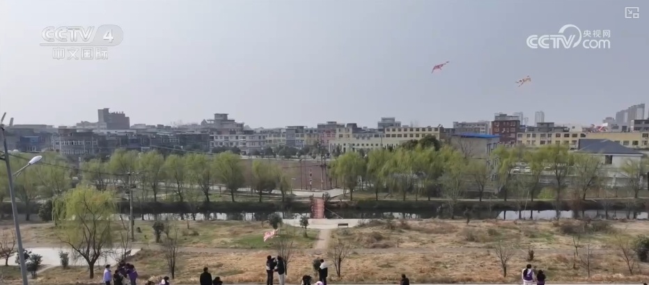 展现新时代女性别样风采 “微工厂”“妈妈岗”助力“她”更好就业 展现新时代女性别样风采 “微工厂”“妈妈岗”助力“她”更好就业