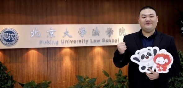 “六战法考”的北大保安圆梦了！这次他有了新身份