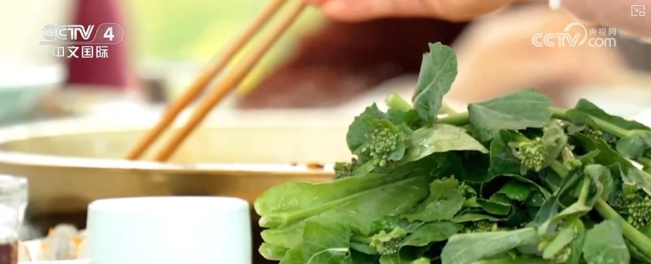 坐飞机赏花、围炉煮茶、花田火锅……花样新场景释放消费新活力