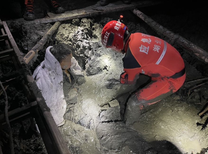 淤泥中挖哪吒“原身”,六旬老人被“纠缠”近7小时…… 淤泥中挖哪吒“原身”,六旬老人被“纠缠”近7小时……