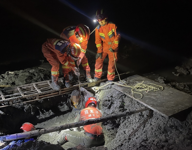 淤泥中挖哪吒“原身”,六旬老人被“纠缠”近7小时…… 淤泥中挖哪吒“原身”,六旬老人被“纠缠”近7小时……