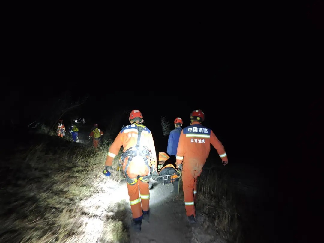 男子徒步虎跳峡跌落悬崖!深夜惊险救援→ 男子徒步虎跳峡跌落悬崖!深夜惊险救援→