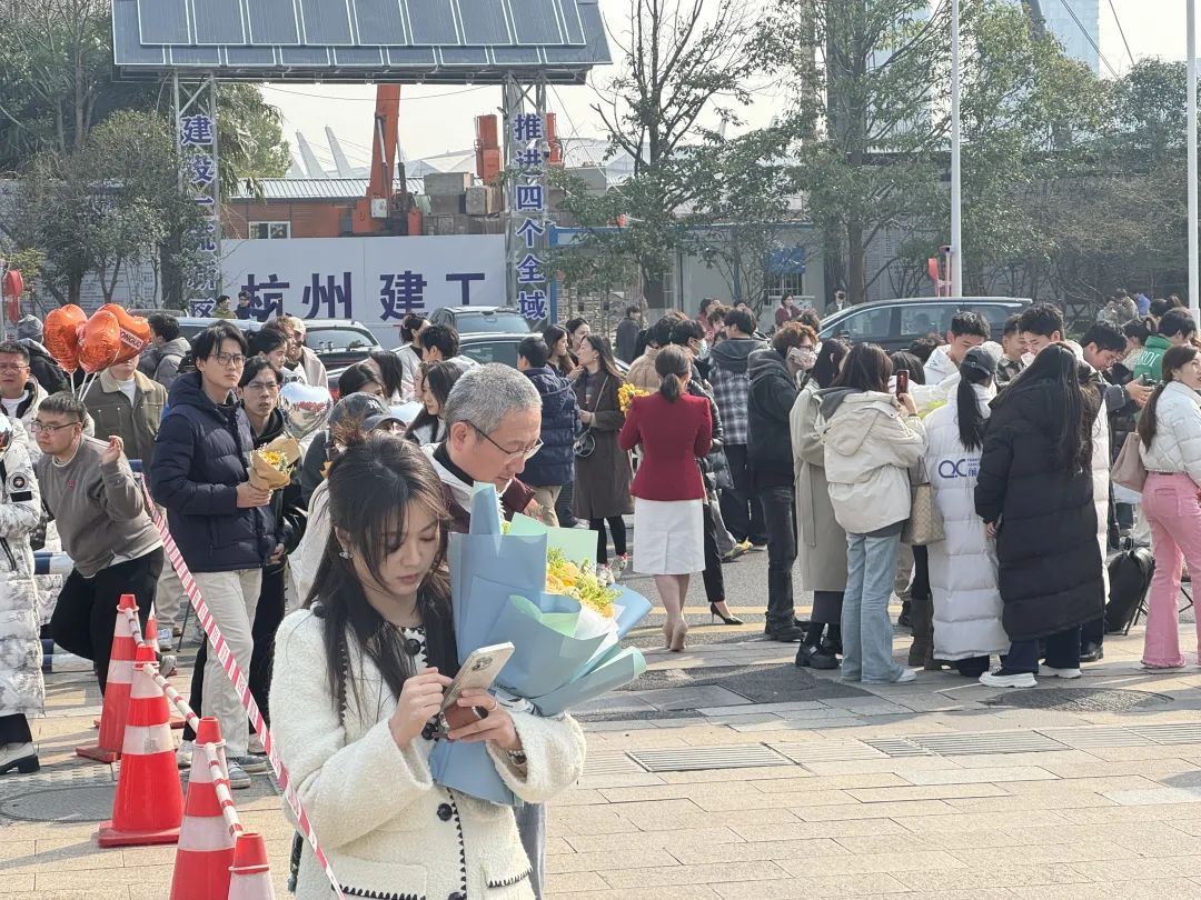 热搜爆了！杭州这里涌进4000多人，太养眼！网友：青春感爆棚……