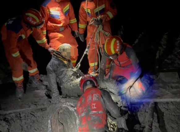 淤泥中挖哪吒“原身”,六旬老人被“纠缠”近7小时…… 淤泥中挖哪吒“原身”,六旬老人被“纠缠”近7小时……